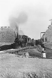 Premier train passant à travers le mur de Pékin, Chine, vers 1900